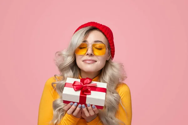 Mujer feliz con caja de regalo —  Fotos de Stock