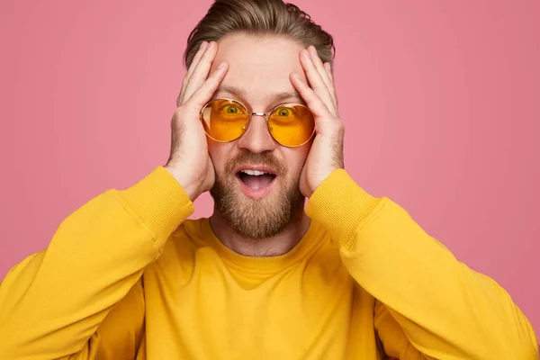 Homme hipster excité dans des lunettes de soleil à la mode — Photo