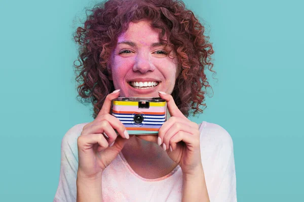 Fröhlicher Teenager mit Holi-Farben und Retro-Kamera — Stockfoto