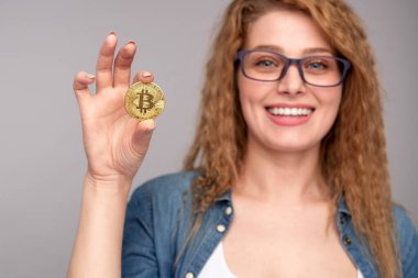 Bitcoin gösteren neşeli kadın