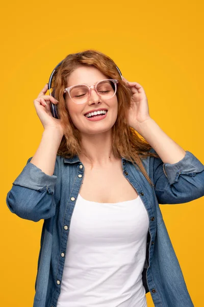 Jovem alegre que gosta de música em fones de ouvido — Fotografia de Stock