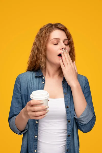 Gähnende Frau mit Kaffee zum Mitnehmen — Stockfoto