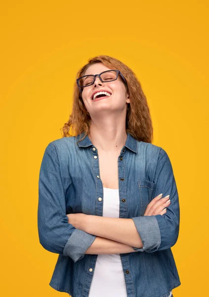Ung kvinna skrattar åt skämt — Stockfoto