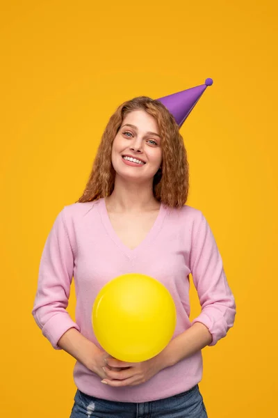 Mulher loira feliz com balão — Fotografia de Stock