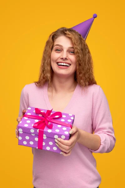 Jovem mulher alegre com caixa de presente de aniversário — Fotografia de Stock