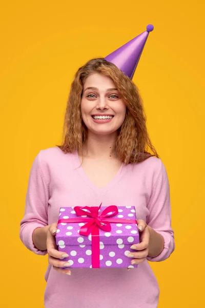 Восхитительная женщина с подарком на день рождения — стоковое фото