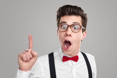 Stüdyoyu gösteren inek.