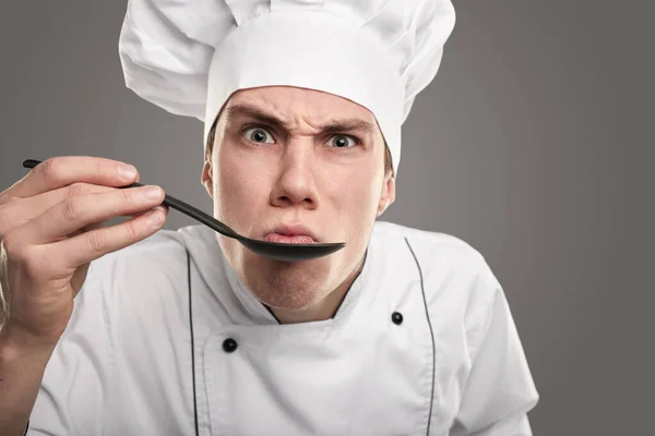 Chef engraçado tentando comida de colher — Fotografia de Stock