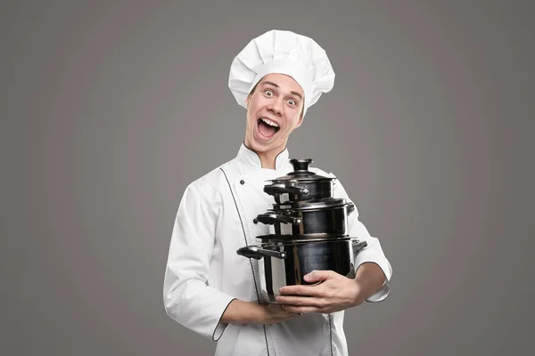 Ενθουσιασμένος μάγειρας με σετ από κατσαρόλες — Φωτογραφία Αρχείου