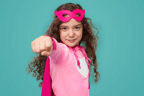 Mädchen im Superheldenkostüm zeigt auf Kamera — Stockfoto