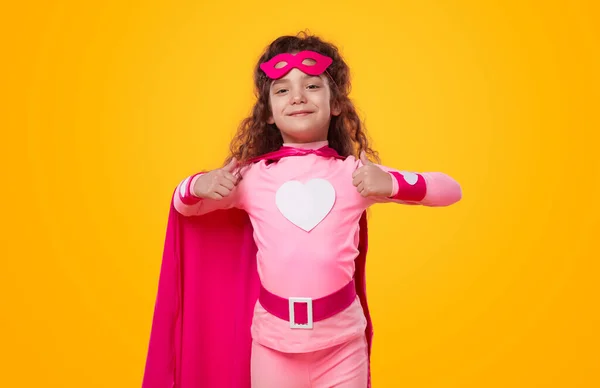 Glückliches Superhelden-Kind zeigt Daumen hoch — Stockfoto