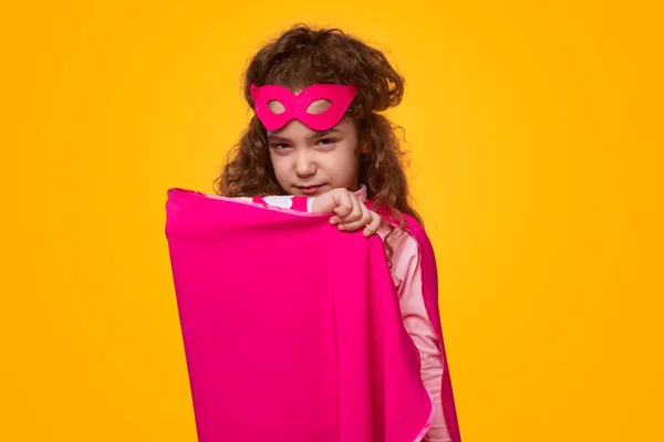 Niño superhéroe sin miedo en capa rosa — Foto de Stock