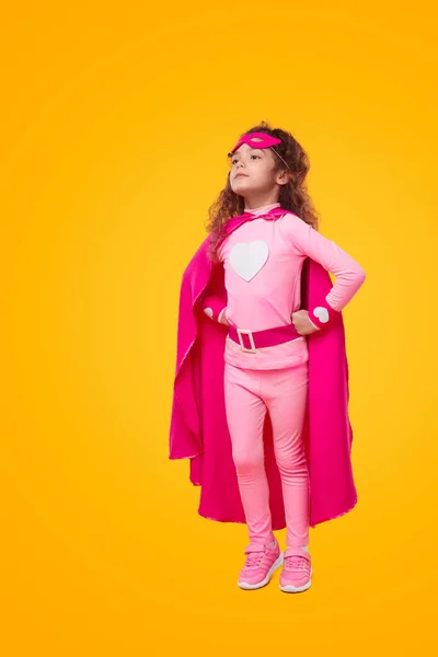 Selbstbewusstes Superhelden-Kind im rosa Outfit — Stockfoto