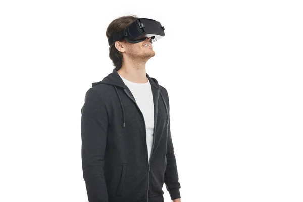 Leende man njuter av virtuell verklighet — Stockfoto