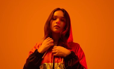 Dişi ergen, şık ceketini çıkarıyor.