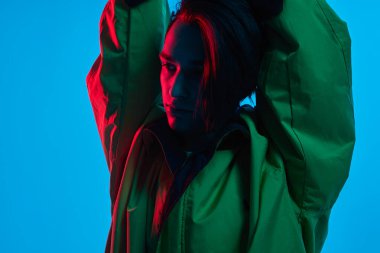 Kollarını esneten şık erkek model.