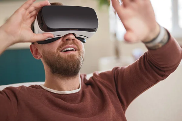 Boldog ember VR headset kölcsönhatásban a virtuális világban — Stock Fotó