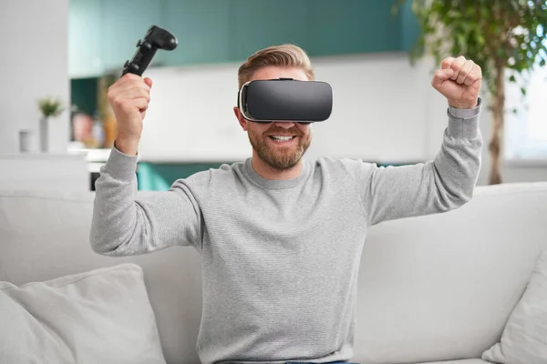 Jogador alegre com fone de ouvido VR jogando videogame — Fotografia de Stock