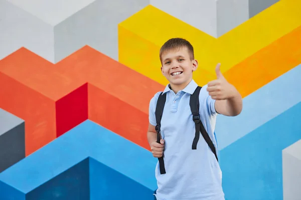 Vrolijke schooljongen gebaren duim omhoog — Stockfoto