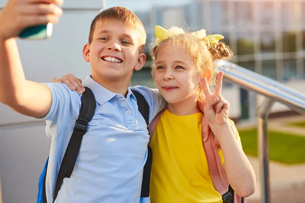 Gelukkige schoolkinderen nemen selfie op straat — Stockfoto