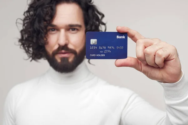 Γενειοφόρος άνδρας που δείχνει τραπεζική κάρτα — Φωτογραφία Αρχείου