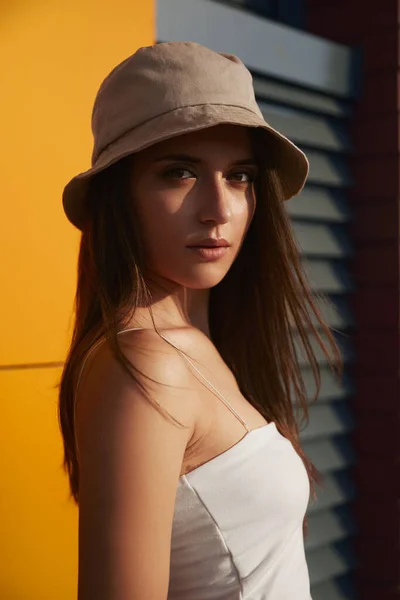 Впевнена жінка в літньому капелюсі дивиться на камеру — стокове фото