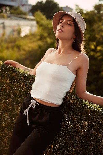 Young woman relaxing in summer park — Stock Photo, Image