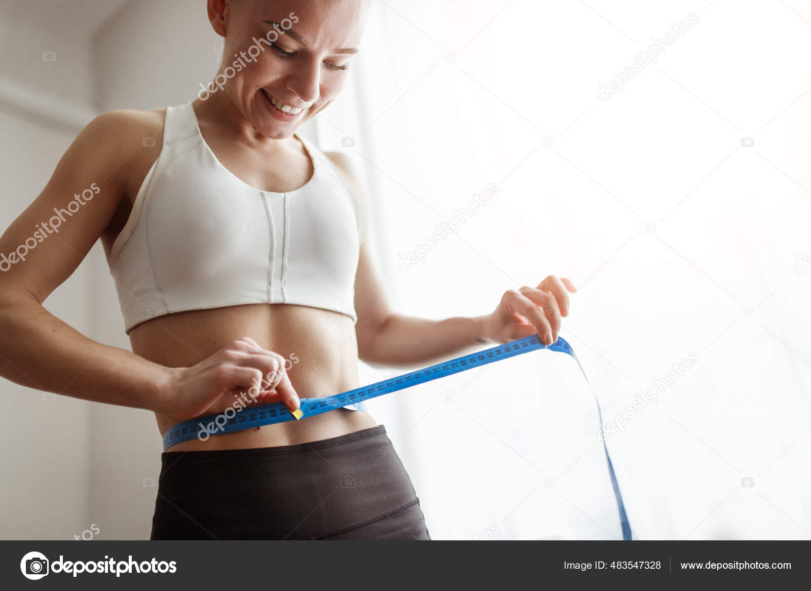 Mulher magro medindo cintura com fita fotos, imagens de © kegfire #483547328