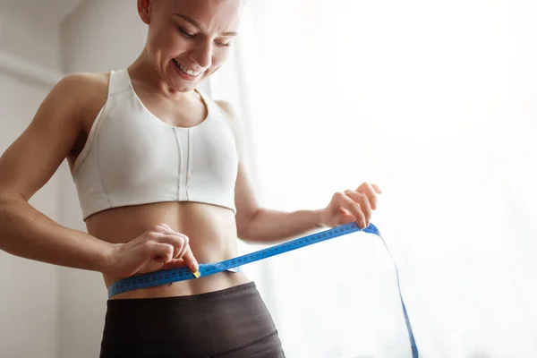 Mulher magro medindo cintura com fita — Fotografia de Stock