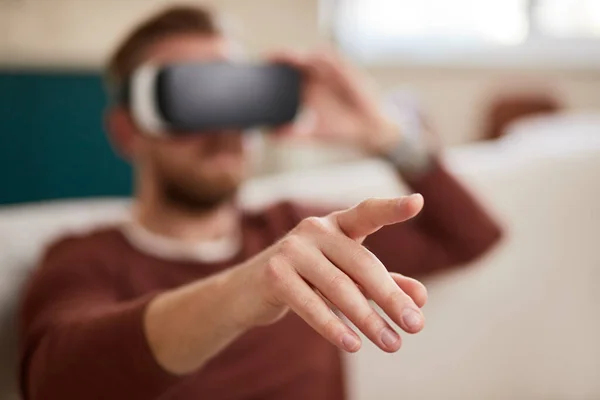 Oigenkännlig man som interagerar med virtuell verklighet — Stockfoto
