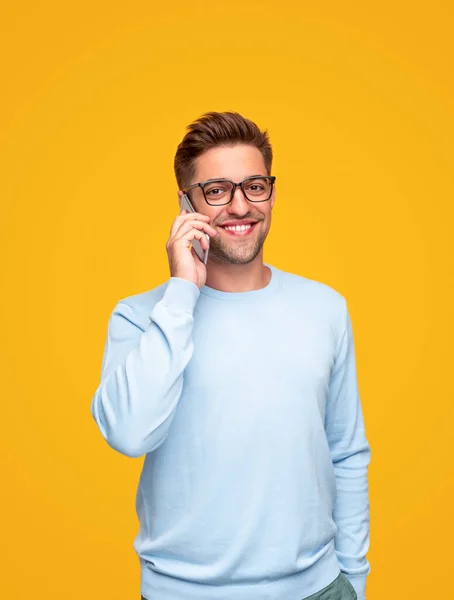 Pozitív fiatal srác beszél okostelefonon — Stock Fotó