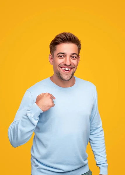 Opgewonden man wijzend naar zichzelf met de vinger — Stockfoto