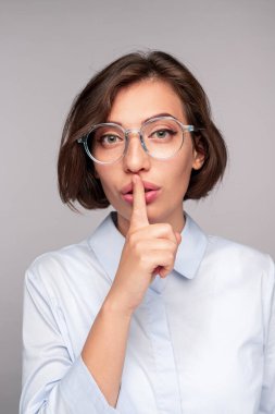 Akıllı genç kadın sessizliğini koruyor.