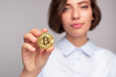Bitcoin 'i kameraya gösteren kadın yatırımcı