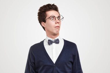 Şaşırmış erkek inek başka tarafa bakıyor.