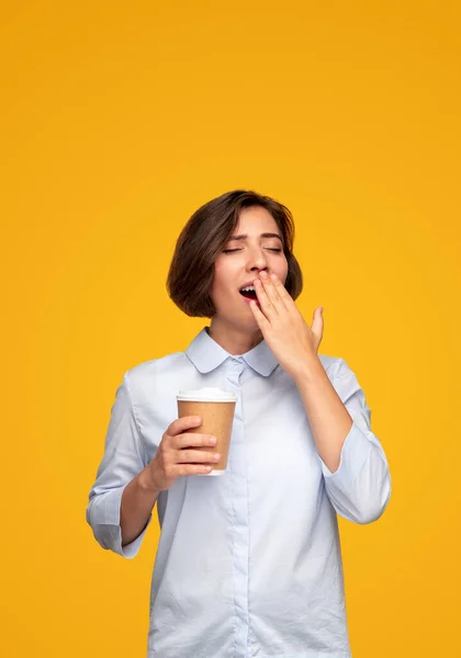 Mujer cansada con café bostezando —  Fotos de Stock