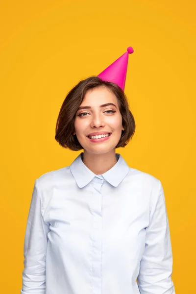Очарованная молодая женщина в шляпе для вечеринок — стоковое фото