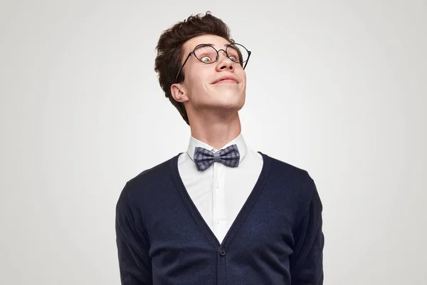 Orgoglioso nerd in occhiali guardando altrove — Foto Stock