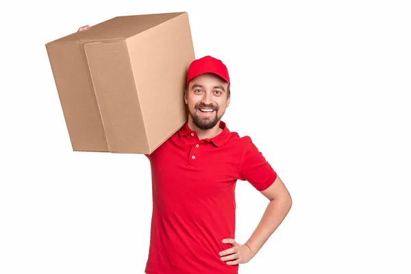 Hombre alegre en traje rojo llevando caja de cartón grande — Foto de Stock