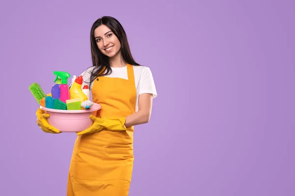 Fröhliche Hausfrau mit verschiedenen Produkten für die Hausreinigung — Stockfoto