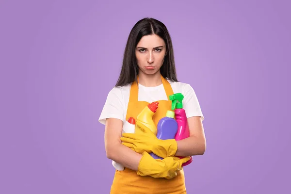 Traurige Hausfrau mit einem Haufen Waschmittel — Stockfoto