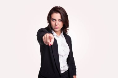 Ciddi iş kadını kamerayı işaret ediyor