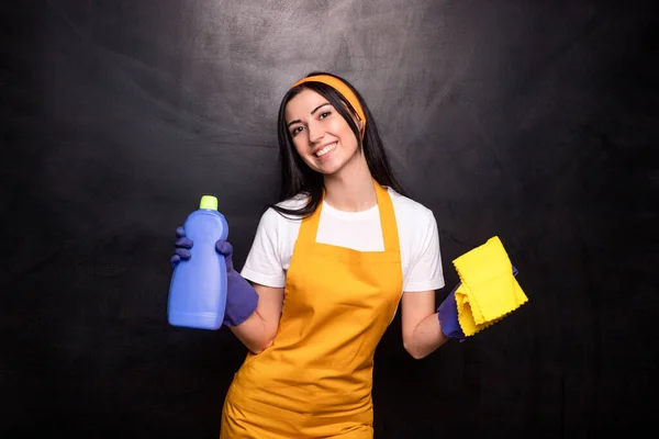 Delizioso detergente femminile con detergente e panno — Foto Stock