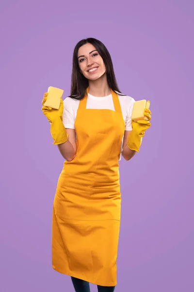 Lächelnde Hausfrau mit Schwämmen für die Hausarbeit — Stockfoto