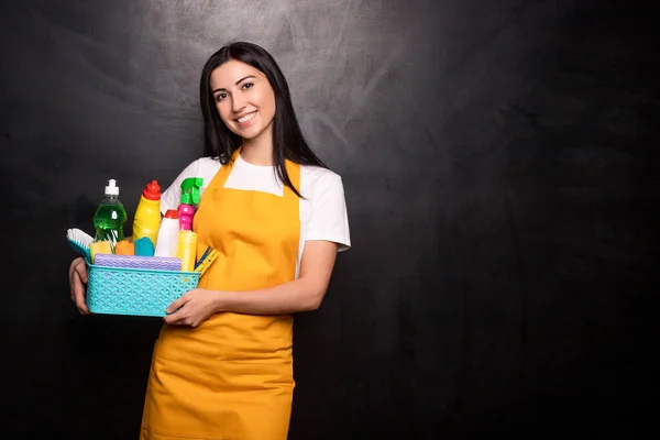 Glückliche junge Hausmädchen mit Waschmitteln — Stockfoto