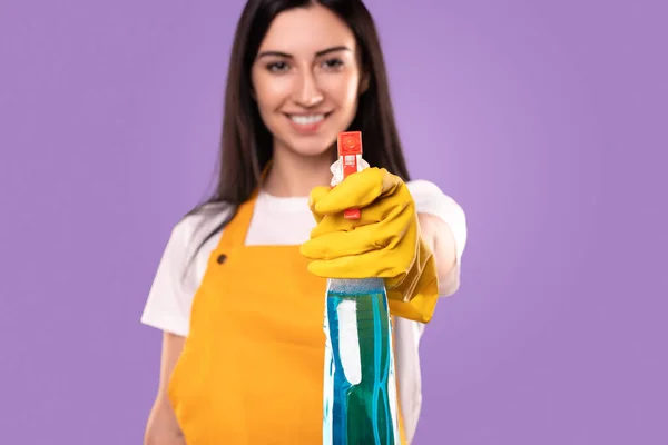 Glücklich Dienstmädchen Spray Reinigungsmittel vor der Kamera — Stockfoto