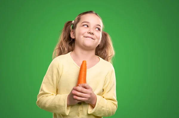 Ragazzino sorridente con carota fresca — Foto Stock