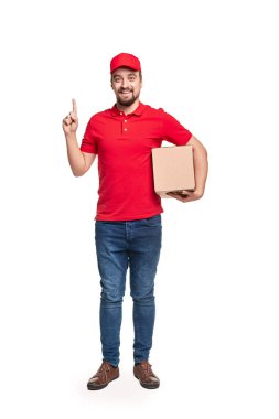 Neşeli kurye ve paket yukarı bakıyor.