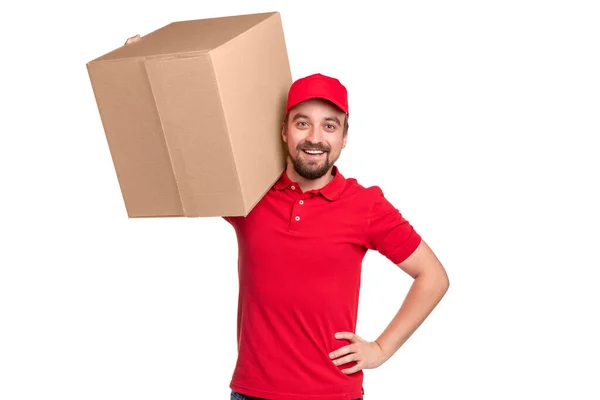 Веселий чоловік доставки несе коробку — стокове фото