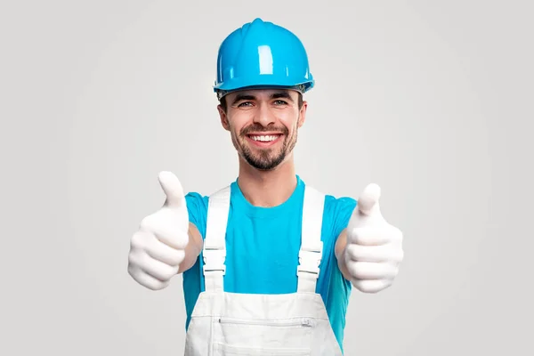 Confident builder in workwear showing thumbs up — Stock Photo, Image